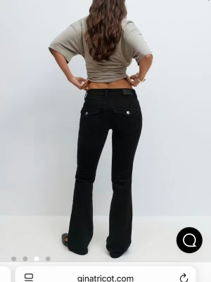 Svarta bootcut jeans från Gina Tricot - Säljer mina svarta bootcut jeans från Gina. De är i tall passar bra typ är 170cm lång. Har tvättat de 1 gång!! Skriv ifall du är intresserad på att köpa❤️