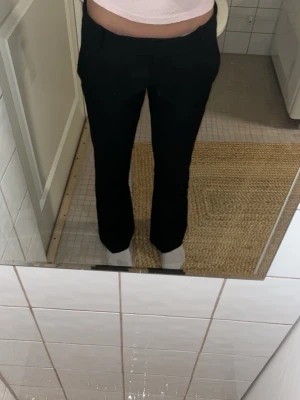 Kostymbyxor från bikbok - Skit snygga trendiga kostymbyxor från bikbok i helt nytt skick. Den är lowwaist flared. Modellen är Vera petite i storlek 32. Passar till alla kläder!