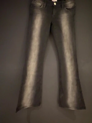 Svarta bootcut jeans med detaljer - Snygga svarta bootcut jeans med dekorativa sömmar och nitar på bakfickorna. Jeansen har klassisk femficksmodell och utsvängda ben. Perfekta för dig som vill ha en cool och trendig look. Ifrån gina young storlek 170, använda max 1 gång så i ny skick❣️