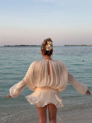 Klänning med volang - Så vacker klänning! Peach färgad 