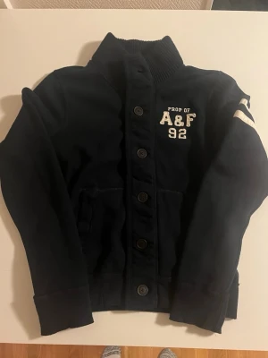 Abercrombie & Fitch tröja mörkblå ( eftertraktad ) - Riktigt snygg och eftertraktad Abercrombie tröja i mörkblå färg. Fint skick och strl M/L passar 173-183 cm lång. Pris endast 460 kr kollar även mina andra annonser för mer och rabatt vid flera 😃