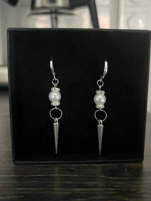 Silverörhängen  - Ett par silverörhängen som även finns att köpa enskilt så kolla mina andra annonser! Det är rostfritt stål.