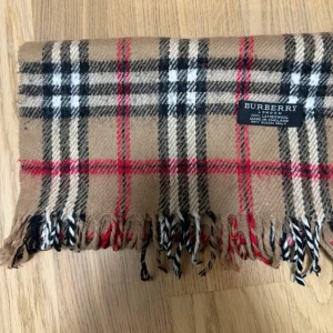 Burberry halsduk - Schysst Burberry halsduk. Till dig som vill ha en stil som sticker ut. Inga defekter alls, Först till kvarn får bäst pris. 