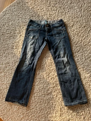 Esprit jeans - Jättefina jeans från märket Esprit! Står inte vilken storlek men skulle uppskatta till S/M, ingen stretch! Fint uppsprättade längst ner då jag ville ha dom längre men inget material är avklippt om man som så skulle vilja sy tillbaka dom🤗  Midjemått (rakt över): 43 cm Midjehöjd: 19 cm Innerbenslängd: 80 cm Total längd: 103 cm Benöppningen: 25 cm  Postar snabbt!  