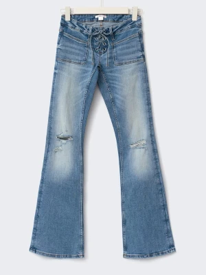 Blå bootcut jeans med snörning  - Säljer dessa cutie jeans från Gina tricotttt. Är helt nya, lapp kvar, bara testade, men hann inte lämna tillbaka dom i tid:( Tyckte inte om dess passform på mig men är säker på att de skulle kunna passa bra på vem som🫰 