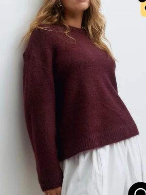 Vinröd stickad tröja från Ginatricot - Mysig vinröd stickad tröja från Ginatricot. Säljer då jag knappt använt den! Kom privat för fler bilder.💞