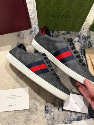Gucci ace svarta - Helt nya svarta Gucci ace. Allt på bilderna tillkommer! Inget äkthetsbevis finns! Storlek 43. Pris kan diskuteras vid snabb affär!