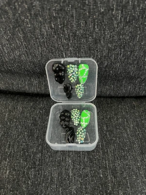 Press On Nails || Storlek M - Neon gröna alternativa naglar inspirerade av Charlie XCX. Dessa naglar har 3D detaljer och diamanter som decor. Almound form på naglarna, Storlek M. Det du får med dig : * Fil och manikyr pinne * nagellim klistermärken * 2 lappar av rengöring för naglar.