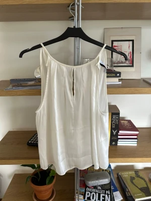 festlig blus/linne mng - passar superbra till när man vill vara lite extra fin☺️  storlek xs
