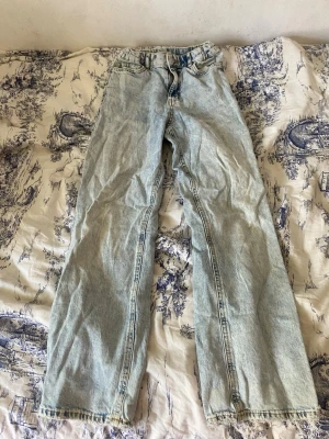 Ljusblå jeans - Säljer ett par ljusblå jeans. Använd några gånger men passar inte längre. Pris kan diskuteras!