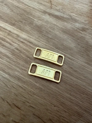 Air Force 1 (AF1) Guld Emblem Sneakers - Helt nya guldiga emblem i metall till tex Nike skor eller andra sneakers :)  Se bild utan o med blixt! 
