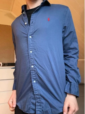 Ralph lauren skjorta | XS - Ralph lauren skjorta | Sitter som XS | Modellen är 175cm och vägen 65kg | Mycket bra skick | Hör av er vid frågor eller funderingar!😀