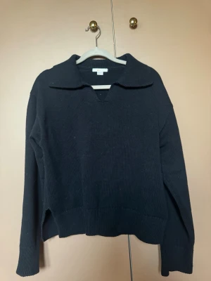 Svart stickad tröja med krage - storlek 158/164 från Gina Tricot , har andvänt få gånger 