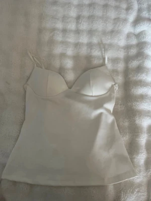 Snygg topp - Snygg topp med smala axelband från Gina i stl S men passar även xs, har en liten sminkfläck på insidan (se sista bilden) men inget som syns och går säkert bort i tvätten! 