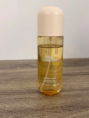 Kylie Cosmetics Caramel Cloud mist - Fräsch hår- och kroppsmist från Kylie Cosmetics i doften Caramel Cloud. Använd lite som man kan se men luktar som ny och finns inget fel på den.