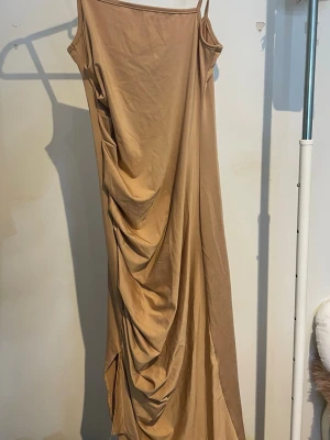 Beige klänning med slits - En beige klänning med slits på ena sidan från Shein, storlek XS.