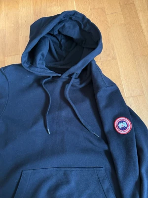 Canada goose - Canada goose hoodie som är köpt på nk i Göteborg. Köpte den för 3 999 kr. Kvitto finns.