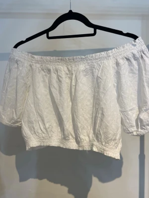 Vit offshoulder topp - En vit off-shoulder topp från H&M, storlek M.