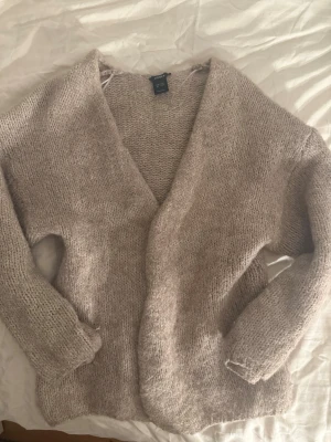 Beige/brun stickad kofta - Säljer min mysiga brun beigea stickade kofta som jag köpte för ett tag sen 🫶🏼