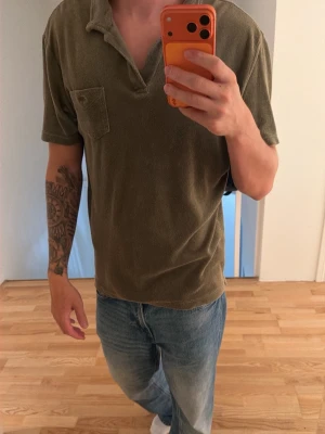 Pike - Frotté piké till salu också från Oas och den är galet schysst olivgrön färg och är bekväm och en perfekt tröja att fylla på i sin garderob för sommaren. Size L men funkar även för medium helt klart.