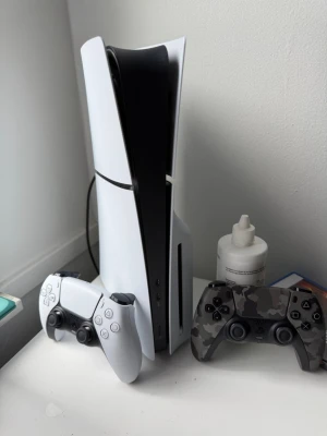 Helt ny Ps5 slim med 2 handkontroll  - 🎮 PS5 Slim – Under 2 veckor gammal!  Säljer min PS5 Slim i nyskick. Den är mindre än 2 veckor gammal och i princip helt ny.  ✅ 2 handkontroller ✅ Kvitto från NetOnNet ✅ 2 års garanti ✅ Alla tillbehör medföljer ✅ Fungerar felfritt  Perfekt för dig som vill ha en nästan ny PS5 till ett bra pris. Hör av dig vid seriöst intresse!  OBS SISTA PRIS HAR REDAN PRUTAT NER I PRISET PÅ ANNONSEN.   Orginal pris 8799 Kr Från Netonnet