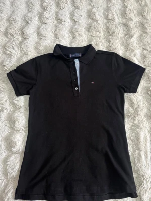 Tommy hilfiger Polo- S/M - Tommy hilfiger polo. Står XL men den passar mer S till M. Very good condition 9/10. Unisex