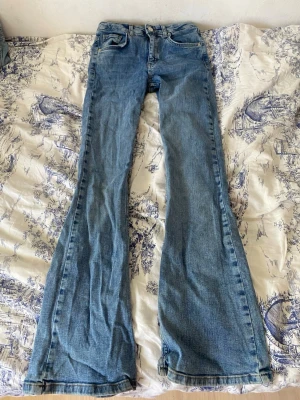 Blå jeans i storlek 158 - Säljer ett par blå jeans i storlek 158. Vet inte vilket märke de är. Pris kan diskuteras!!