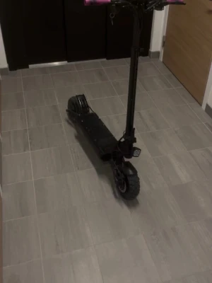 Svart elsparkcykel med rosa handtag - Elektrisk kukirin g2 pro i svart med grova däck och rosa/lila  handtag. Utrustad med display på styret, belysning fram och nyckelstart. Perfekt för smidig transport i stan eller till skolan. Den är omdesignad och och har 866 km. En perfekt elscooter för vardagen