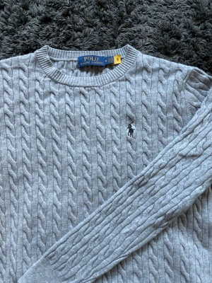 Ralph lauren tröja - Grå kabelstickad Ralph Laurent tröja. Använd en gång. Pris går att diskuteras.