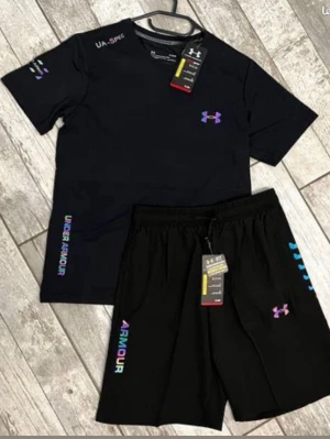 Svart under armour sett 165+ sett  - Svart set) stolek M passar S 165+ Säljer ett svart set från Under Armour med t-shirt och shorts. Stilrent men ändå snygga färgdetaljer som gör att det sticker ut 🔥 Skönt material och bra passform, funkar både till träning och vardag. Helt nytt med lappar kvar.