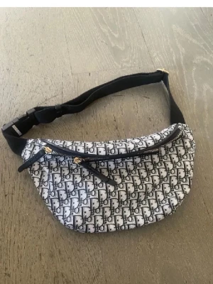 Superfin väska❤️ - Fin väska  knappt använd❤️Superfin nu till sommaren/semestern💕 Tar endast swish med spårbart frakt 61kr 