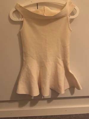 Krämvit top - Säljer denna fina toppen från H&M aldrig använt , köptes för 400 