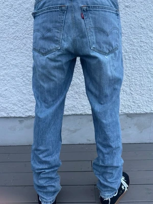 Levi's 569 - Ett par mycket trevliga jeans från Levi’s. Detta par har få, men väldigt fina slitningar! Storleken är följande: W38/L32, passar däremot alldeles utmärkt W30 roligt nog. Nypris ~ 749kr. 