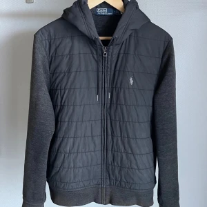 Ralph Lauren cardigan - Säljer nu min Ralph Lauren cardigan. Den är i överlag gott skick men har slitningar på vissa ställen av ärmarna. Hör av er vid frågor!