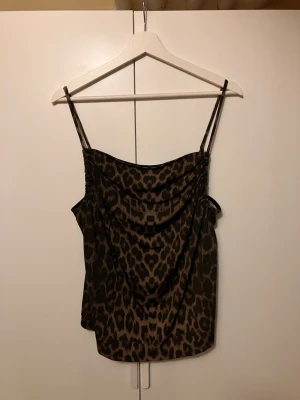 Leopard linne  - Linne från H&M i leopardmönster. Lappen är borta men tror det är storlek L. 