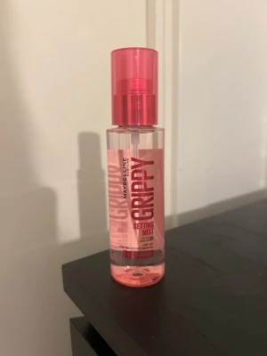 Maybelline Grippy Setting Mist - Fräsch setting mist från Maybelline med rosa sprayflaska och genomskinlig vätska. Ger makeupen extra hållbarhet och en naturlig finish. Perfekt att ha i väskan för touch-ups under dagen. Helt oanvänd!