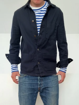 Mörkblå Overshirt  - Mörkblå Overshirt i strl S! Mycket bra skick utan nåra defekter och hör gärna av er vid frågor elr funderingar!!