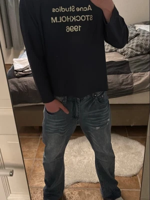 Blå långärmad tröja Acne Studios - Mörkblå långärmad t-shirt från Acne Studios med trycket 'Acne Studios STOCKHOLM 1996' Denna longsleeven vill jag faktiskt ändå behålla däfröfr säljer så dyrt pris denna är väldigt nice och ja sitter underbart. Sitter bra storlek S som den borde såklart lite pösig men perfekt 