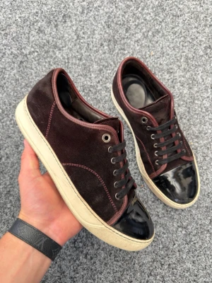 Lanvin uk7 vinröd - Lanvin skor. Uk7/41. Skick 7,5/10. Laglapp sitter i ena hälen. Nypris 5200kr. Endast skor ingår. Fraktar inom 24H🤩