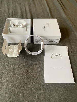 Helt nya AirPods Pro (2nd generation)  - Helt nya AirPods Pro (2nd generation) med MagSafe-laddningsetui (USB-C). Produkten är obruten ioriginalförpackning, perfekt skick. Aktivbrusreducering, transparensläge och lång batteritid.Passar iPhone, iPad och Mac. Perfekt för musik,samtal och träning.