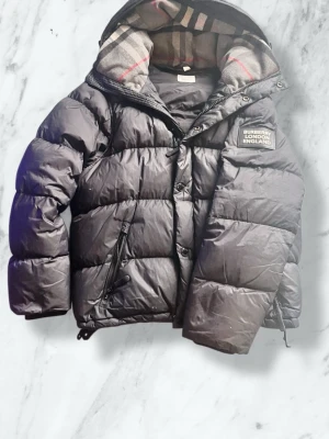 Burberry jacka - Säljer en snygg burberry jacka som går att göra till en väst. Ena fickan är lite sönder men de går att fixa ganska lätt. Skriv ifall ni har frågor eller vill ha flera bilder👍🏼