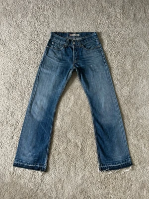 Blåa Vintage Levis 512 Bootcut Jeans Storlek W29 L32 - Mycket fina Levis 512 Bootcut Jeans i blå färg. | Jeansen är i mycket bra skick och sparsamt använda. |  Äkta som allt annat jag säljer! ✅ |  Storlek: W29 L32 | Skick: Mycket Bra Skick - Tyvärr så har bakpatchen gått sönder och en mycket liten fläck(SE SISTA BILDER)| Färg: Blå | Märke: Levis | Modell: Jeans |   Hör gärna av dig vid frågor så svarar jag så fort j