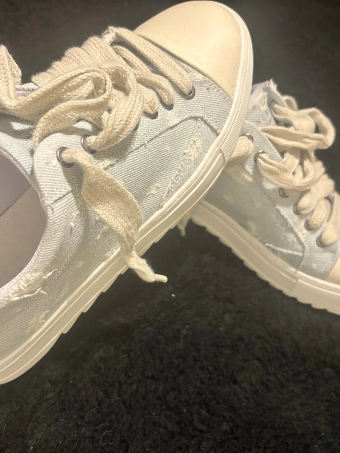 Ljusblå sneakers med distressed look