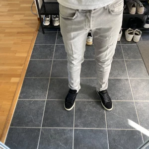 Dondup jeans - Säljer dessa dondup jeans med tags kvar. Storlek w31. Nypris 3600 säljs för 1099 Kom dm för frågor eller funderingar!