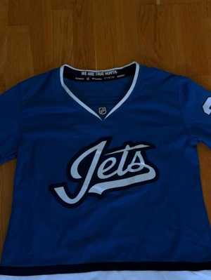 Patrik Laine Winnipeg Jets tröja  - Patrik Laine tröja från hans tid i Winnipeg Jets. Köpt i USA och är av märket fanatics. Storlek är Ladies L men skulle säga den passar som Herrar S/M.