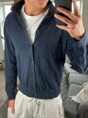 Kashmir Cardigan - Säljer nu denna extremt snygga bomulls kashmirs cardiganen! Storlek L men passar även M. Defekt: en av knapparna är brutna på mitten men det är absolut inget som påverkar looken eller funktionen! Mått: A:51 B:42 C:39 D:60 (cm) Skriv vid fundering 😇🙌