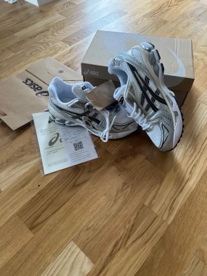 Asics gel kayano 14 silver/white - Snygga sneakers från Asics i silver och vitt med svaarta detaljer 🤍 Storlek 43 - Herr modell - Oanvända - orginalpris 1900kr