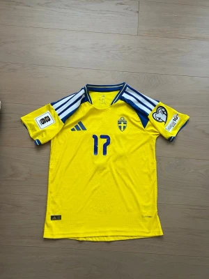 Sverige Tröja VM26 - GYÖKERES - Köpte den inför vm men när den väl kom så var den för stor och jag skulle inte hinna köpa en ny. Säljer för att ska nog köpa en mindre hade sagt att den troligen passar dig om du är runt 180 . PRIS KAN DISKUTERAS