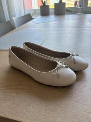 Beiga  ballerinaskor med rosett från Ralph Lauren  - Fina beigea balerina skor från polo Ralph Lauren, använda 1-2 gånger!!