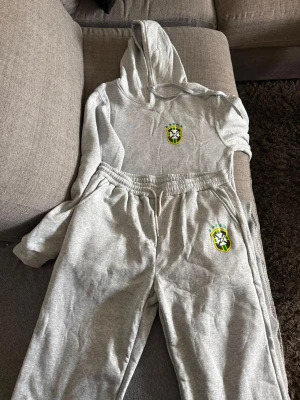 Grå hoodie och gråa byxor med Brasilien-emblem - Grå set-aldrig använd storlek M men är mer som ett L